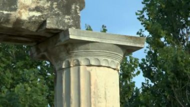 Colonnade antik Yunan şehir kalıntıları.