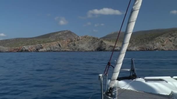 Bow of yacht on the background of the rocky coast. — Stock Video