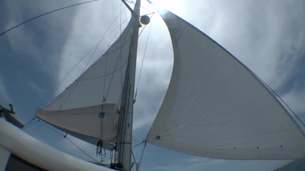 Voile de yacht contre ciel nuageux . — Video