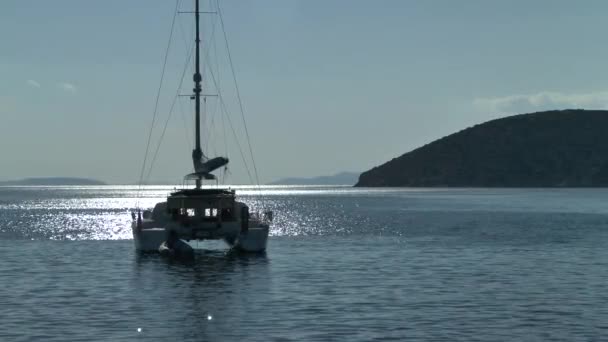 Catamaran à voile dans les rayons du soleil de l'après-midi . — Video