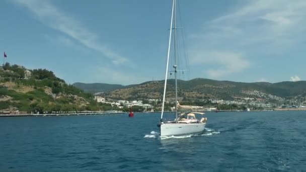 Sailing yacht running along the coast. — Stock Video