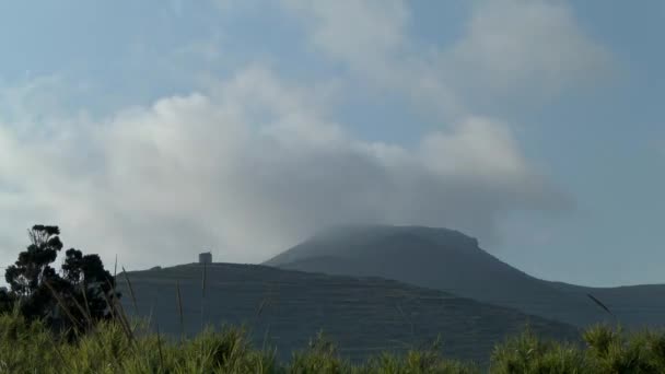 Morgenwolken über dem Gipfel des Berges. — Stockvideo