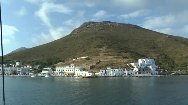 Pase en el barco más allá de la pequeña ciudad griega . — Vídeos de Stock