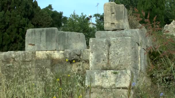 Las ruinas de la muralla de la antigua ciudad griega . — Vídeos de Stock