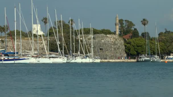 Yachts de stationnement près du mur d'une ancienne forteresse . — Video