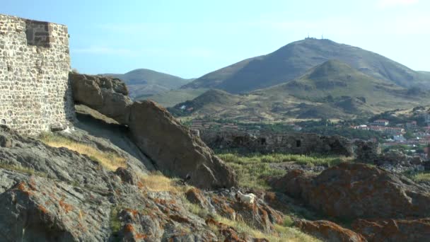 Antica fortezza su uno sfondo di paesaggio montano . — Video Stock