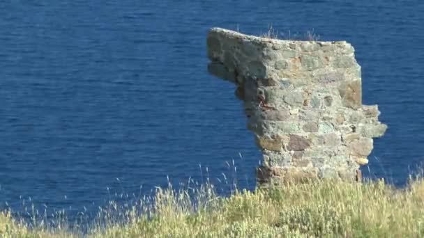 Руїни стародавньої стіни біля моря . — стокове відео