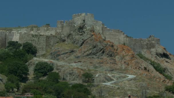 Древняя крепость в жаркий день . — стоковое видео