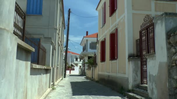 Straße der griechischen Stadt an einem heißen Nachmittag, Siesta. — Stockvideo