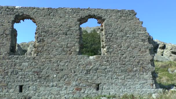 Ruinerna av en gammal mur på himmel bakgrund. — Stockvideo