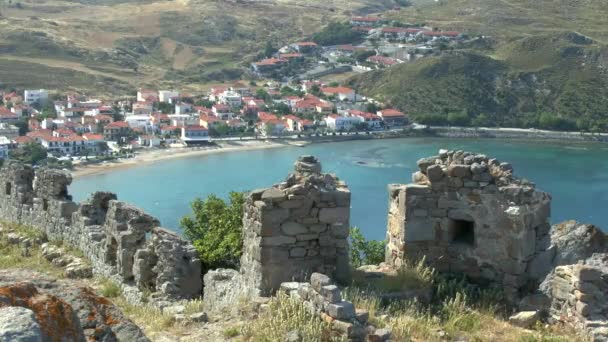 Ruinas de una antigua muralla en el fondo de la bahía . — Vídeo de stock