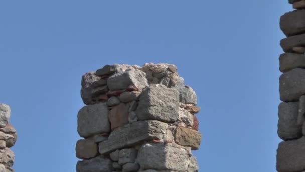 Ruinerna av den antika väggen mot himlen, zooma. — Stockvideo