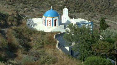 Yunan Adası yamacında küçük Hıristiyan Kilisesi.