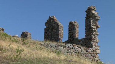 Gökyüzü arka plan üzerinde bir antik duvar kalıntıları.