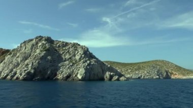 Kayalık sahil şeridi tarafından geçmek.