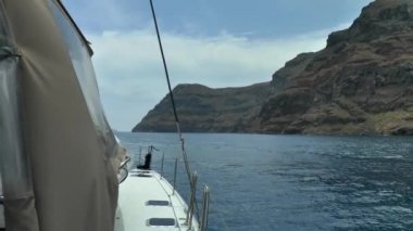 Yat den kayalık kıyılarının görünümü.