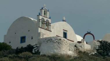 Dağın tepesinde Manastırı.