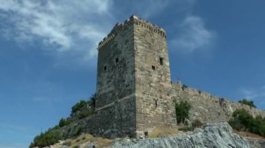 Kale geçmiş gemide geçiş.