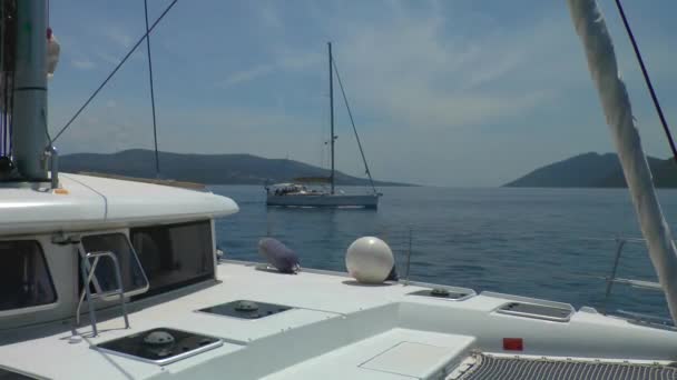 Yacht a vela in rotta parallela . — Video Stock