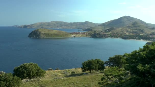 Ontleed met baaien kust van het Griekse eiland. — Stockvideo