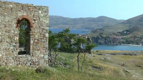 Ruins of an ancient wall on the background of the sea. — Stock Video