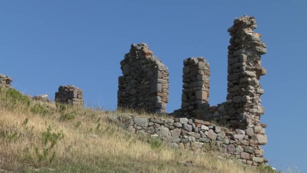 Ruinas de una antigua muralla en el fondo del cielo . — Vídeo de stock