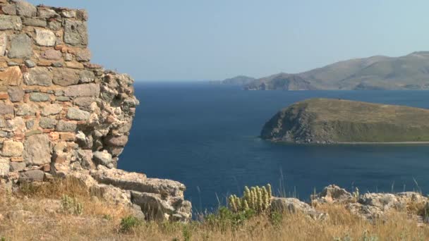 Les ruines de l'ancien mur contre la côte de la mer . — Video