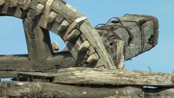 Die hölzernen Teile des alten Windmühlenantriebs. — Stockvideo