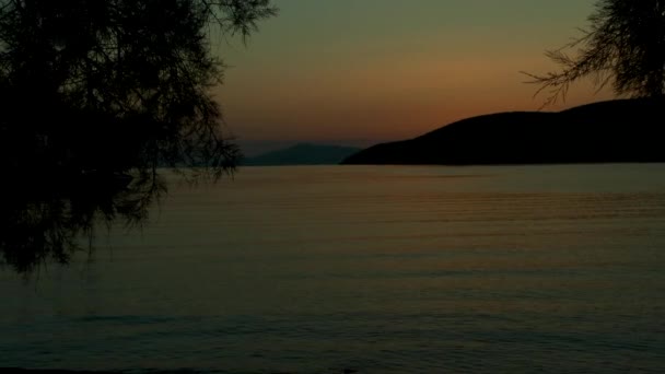 Νησί Σιλουέτ στο φόντο του ουρανού ηλιοβασίλεμα. — Αρχείο Βίντεο