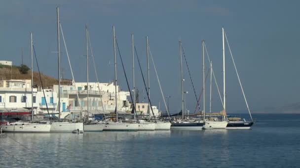 Yacht sul lungomare di una piccola città greca . — Video Stock