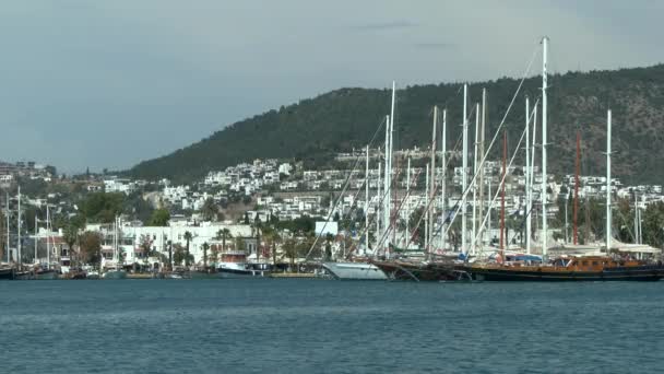 Vista de Bodrum y barcos amarrados en el amarradero . — Vídeo de stock
