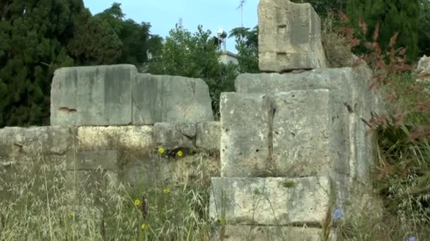 The ruins of the wall of the ancient Greek city. — Stock Video