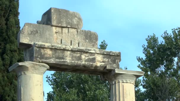 Ruïnes van de colonnade in de oude Griekse stad. — Stockvideo