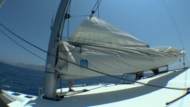 Het verhogen van het zeil op de mast van een zeiljacht. — Stockvideo