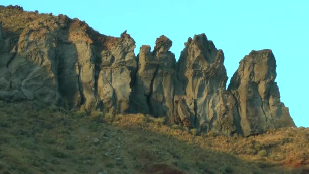 The setting sun on the rocks of volcanic origin. — Stock Video