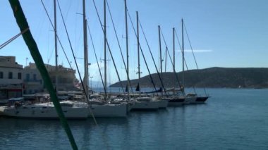Küçük bir Yunan kasaba waterfront adlı yatlar