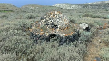 Antik yerleşimin:: kaba taştan inşa bir kulübe