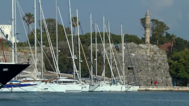 Parcheggio yacht vicino al muro di un'antica fortezza . — Video Stock