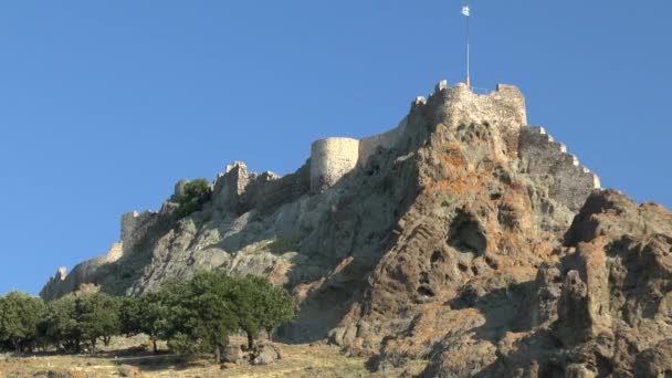 Alte Festung auf einem Felsen in der Morgensonne. — Stockvideo