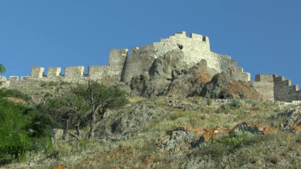 Древняя крепость на скале под утренним солнцем . — стоковое видео