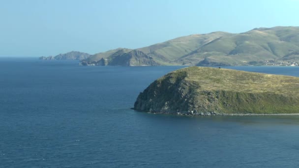 Disséqué avec des criques côte de l'île grecque . — Video