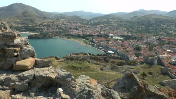 Paisaje de la ciudad griega situada en una pintoresca bahía . — Vídeo de stock