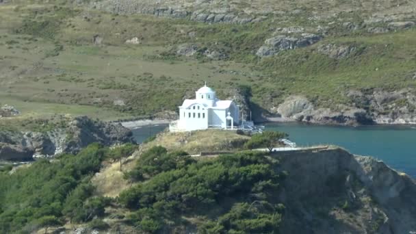 Vista del monasterio a través del agujero del muro de la fortaleza . — Vídeos de Stock