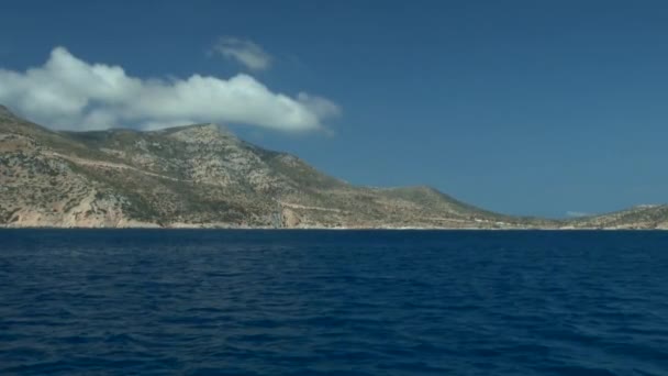 Pasando por la orilla de una de las islas griegas . — Vídeo de stock