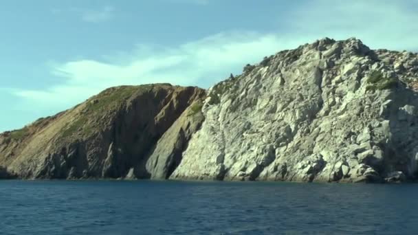 Мбаппе у скалистого побережья . — стоковое видео