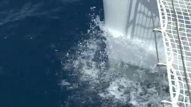 Surf oncoming water on the bow of sailing yacht. — Stock Video