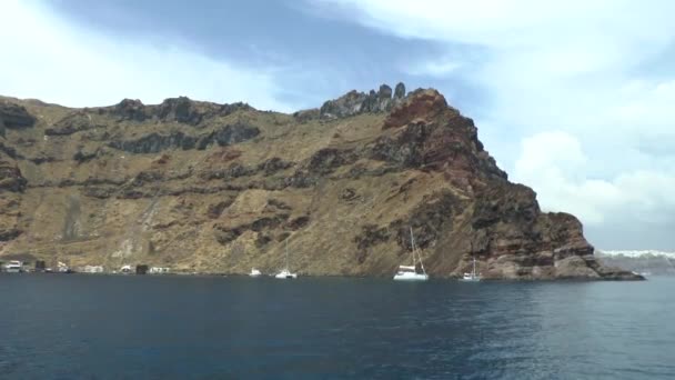 L'approche de la côte escarpée de l'île . — Video