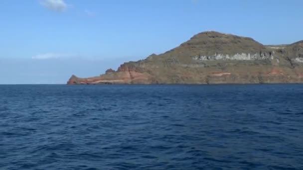 Pobřežní útes, jehož obrysy vypadají jako hroch. — Stock video