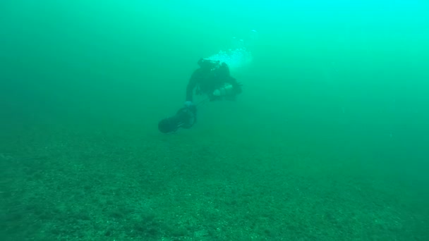 Der Taucher bewegt sich auf einem Unterwasser-Roller. — Stockvideo