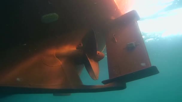 Podvodní část lodi: vrtule a kormidlo. — Stock video